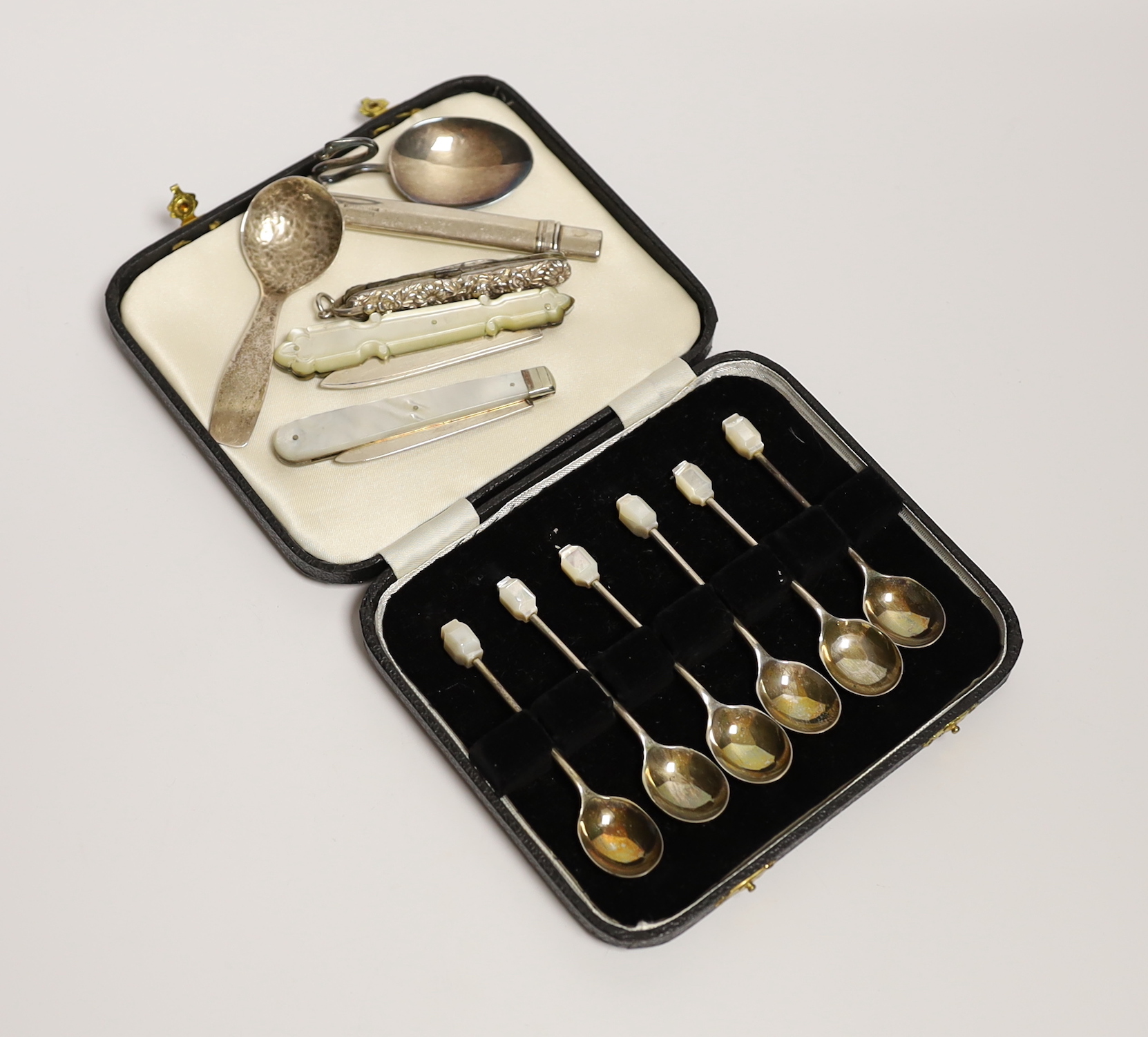 Sundry small silver including a modern planished caddy spoon by Bruce Stevenson, 86mm, one other small caddy spoon, maker C.A.P., a cased set of six silver coffee spoons and four other items including fruit knives.